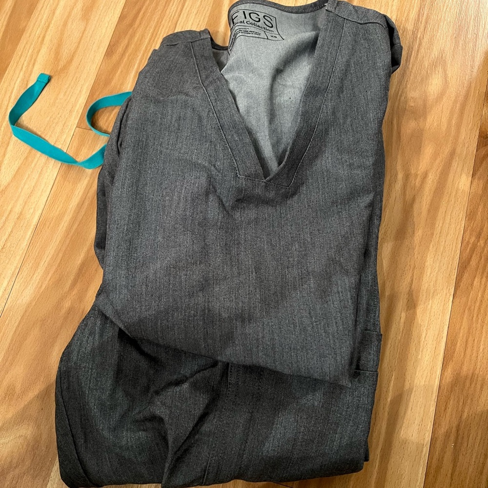FIGS Gray Scrub Set